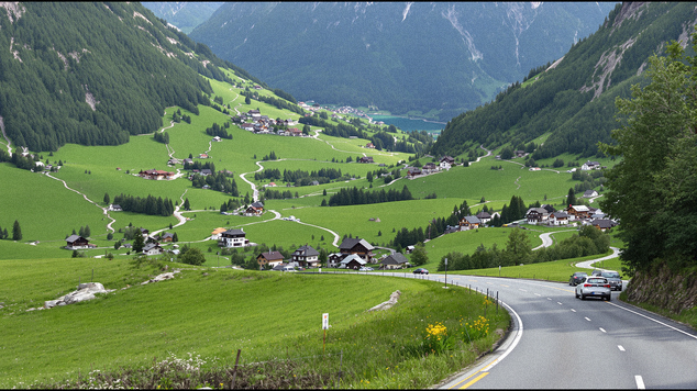 Malerischer Alpenpass in Österreich ohne Mautgebühr